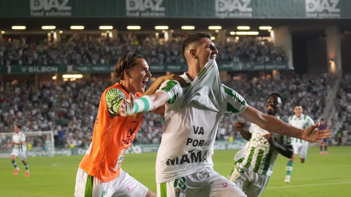 Alberto Toril celebra su segundo gol anotado con el Córdoba CF ante el filial del FC Barcelona