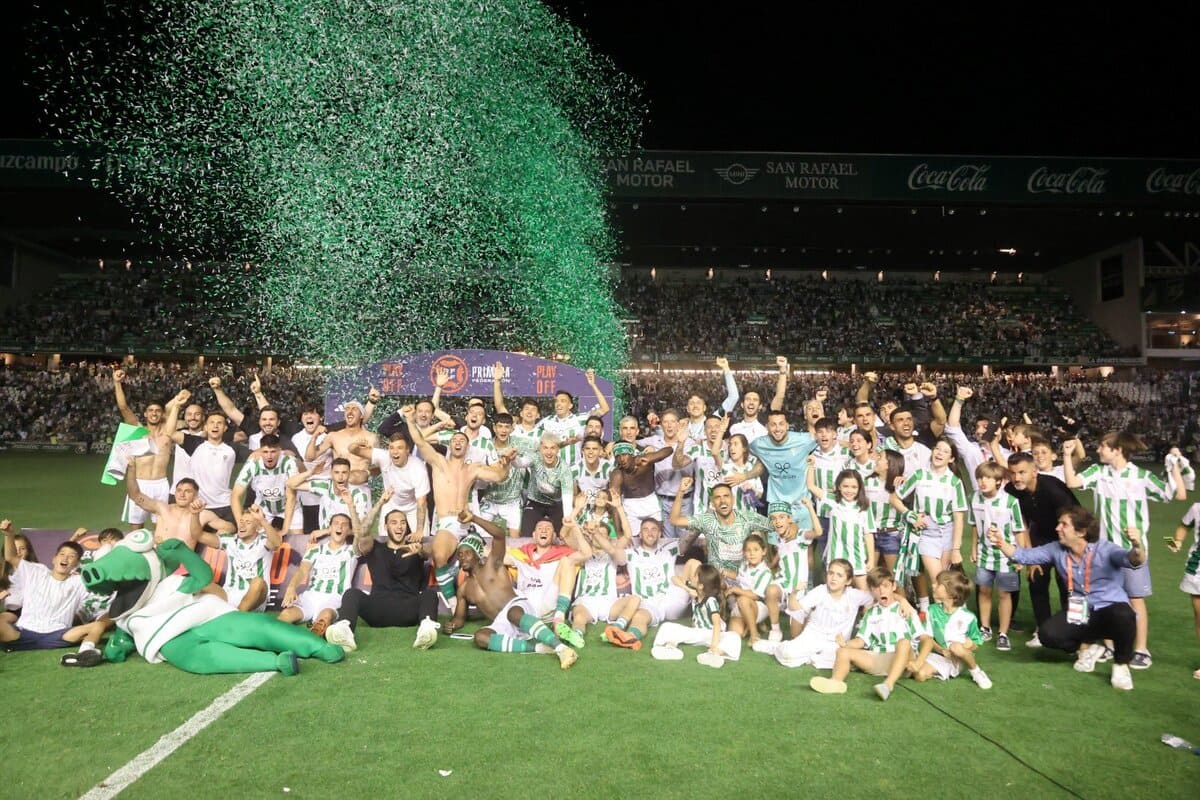 El Córdoba CF celebrando su ascenso a Segunda División en el Nuevo Arcángel