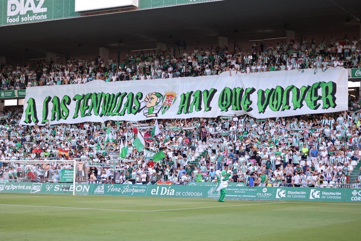 Aficionados del Córdoba CF durante el partido ante el Barcelona Athlètic