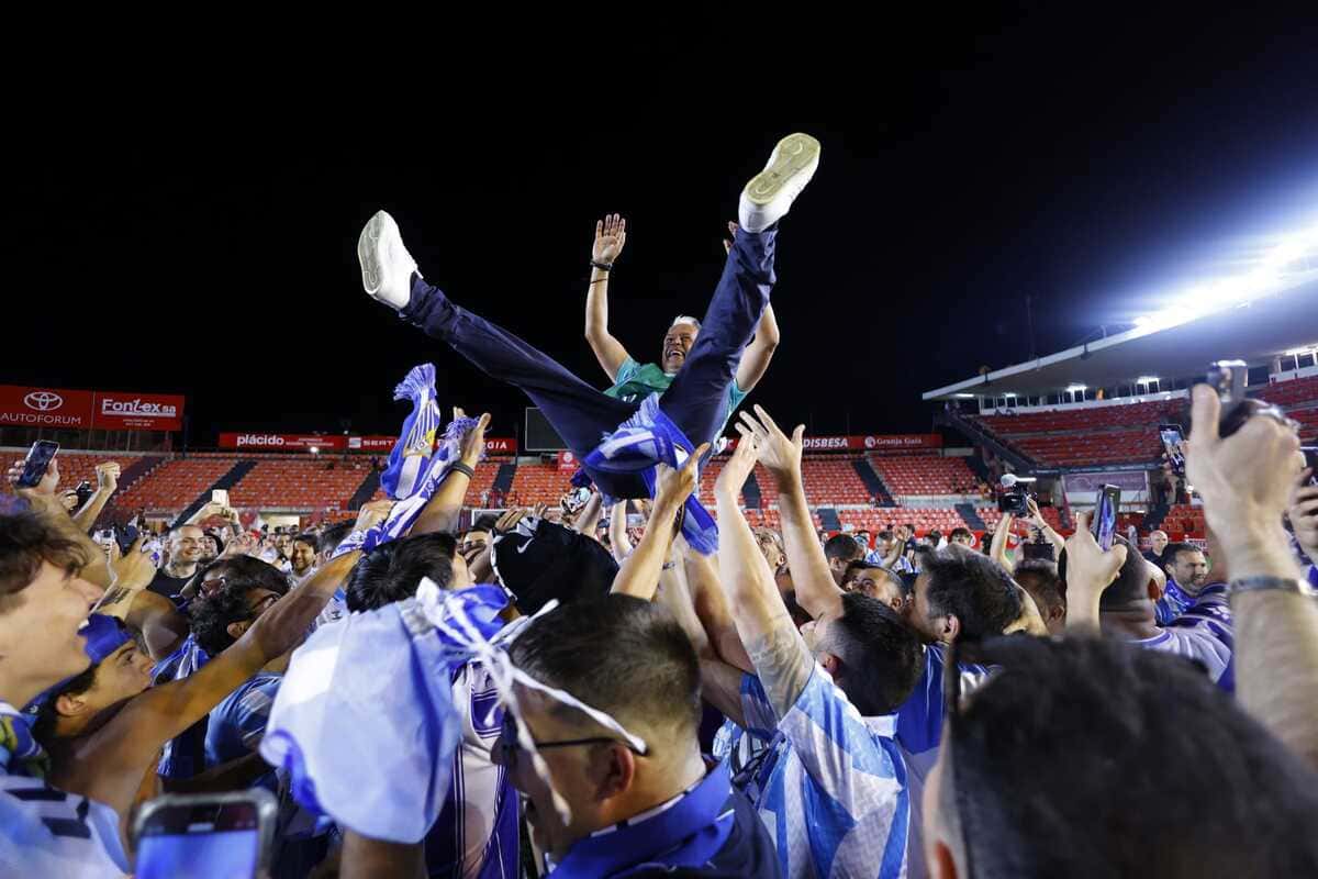 Jugadores del Málaga CF manteando a Sergio Pellicer