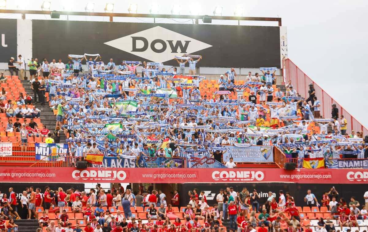 Aficionados del Málaga CF en el Nou Estadi del Nástic de Tarragona