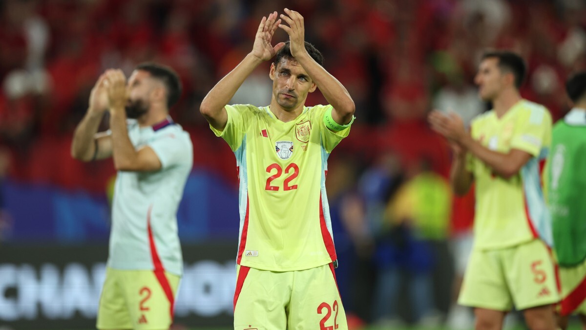 Jesús Navas aplaude a los aficionados españoles tras el partido que enfrentó a España y Albania en la Eurocopa