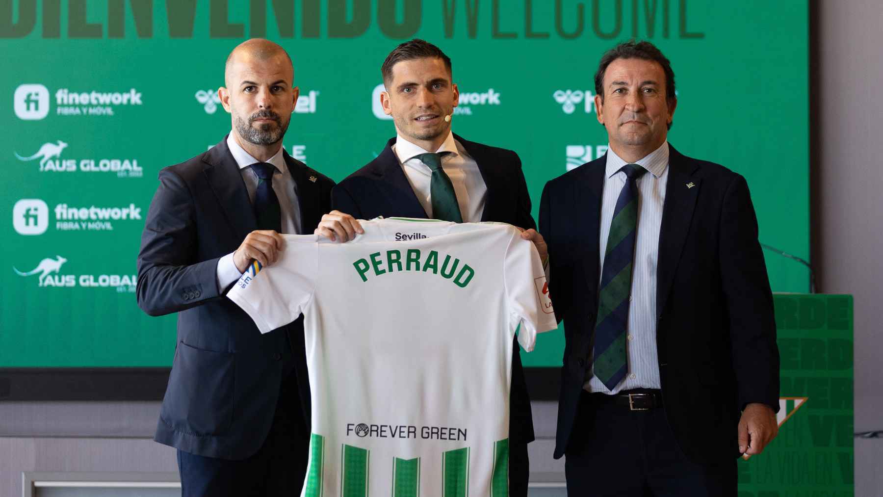 Romain Perraud en su presentación con el Real Betis junto a Manu Fajardo y José Miguel López Catalán | Rafael Román