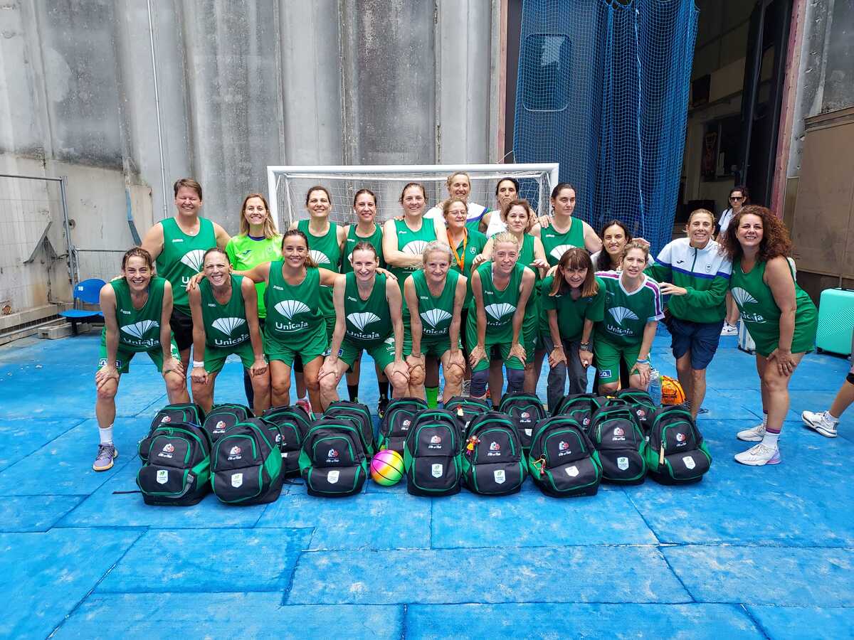 El Unicaja +50 femenino en su llegada a Pésaro