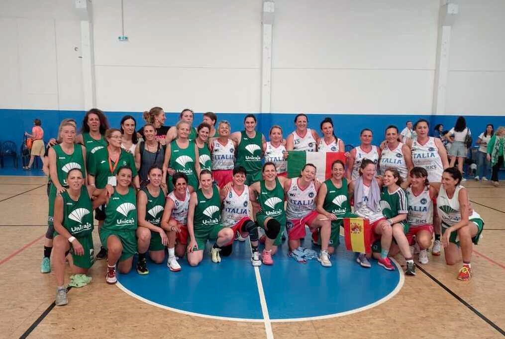 Jugadoras del Unicaja +50 femenino y del Golden Players de Italia
