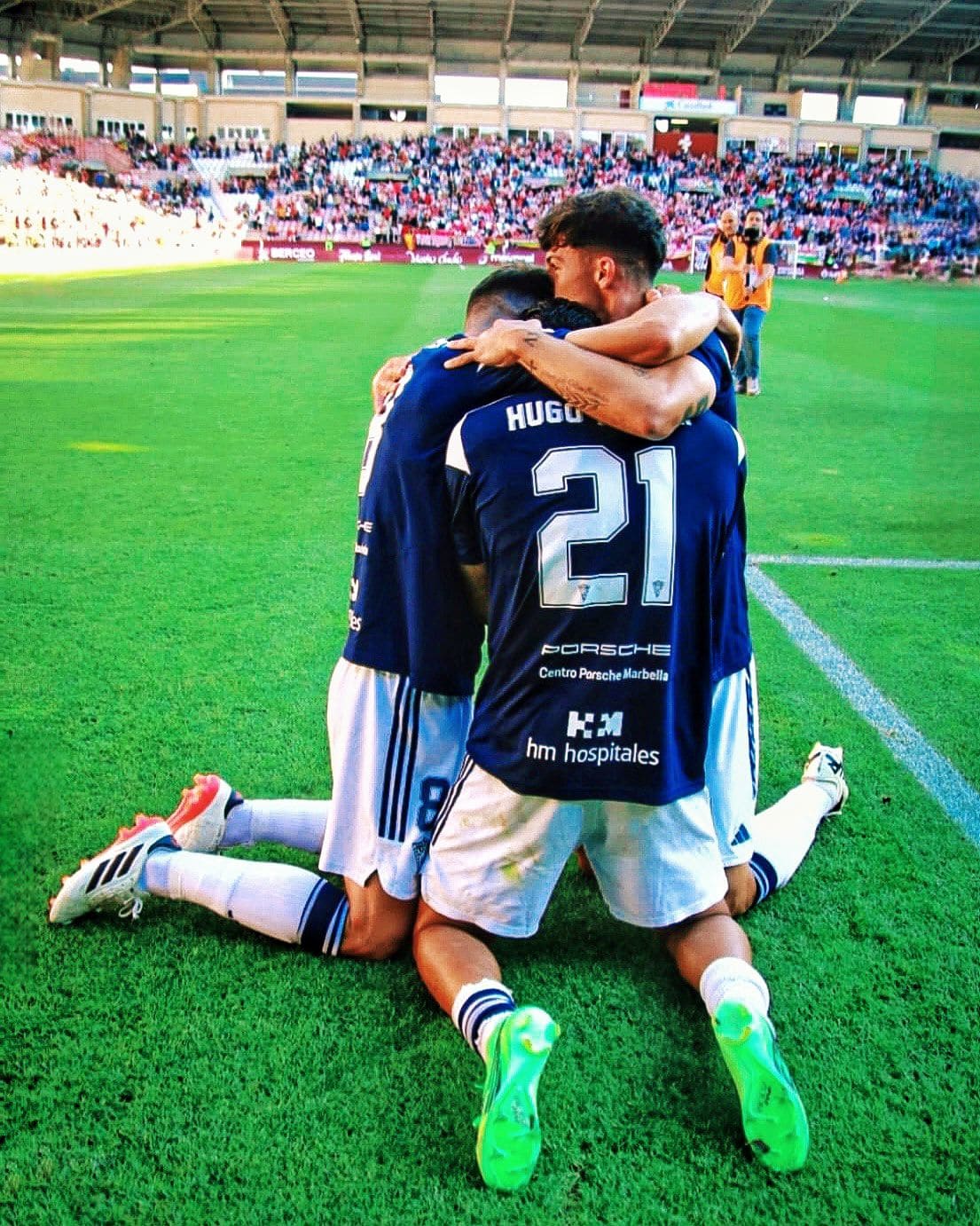 Jugadores del Marbella FC tras conseguir el ascenso