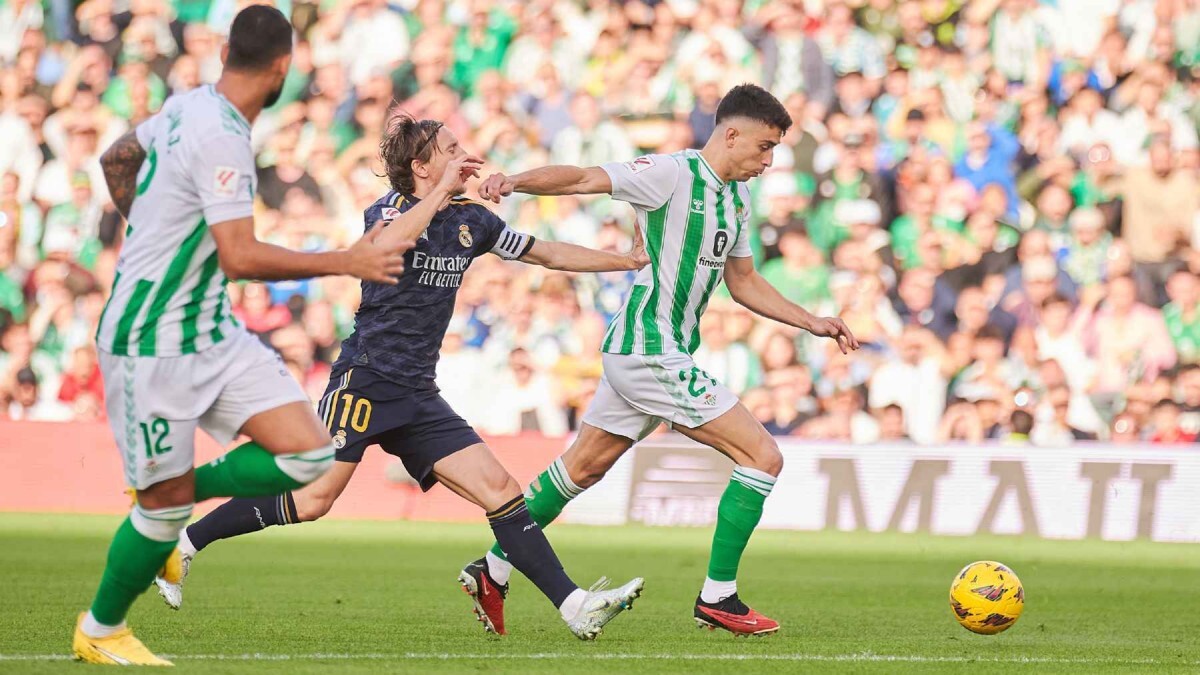Marc Roca y Luka Modric en el Real Betis - Real Madrid | Salvador López Medina para El MIRA