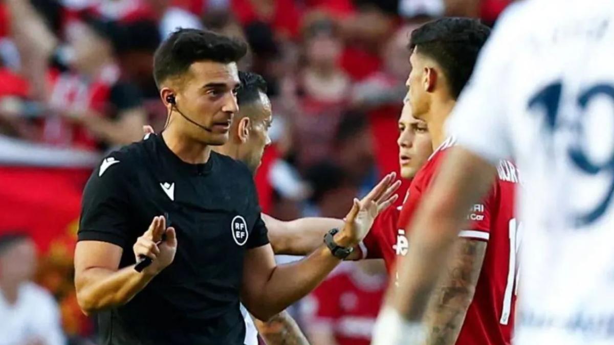 El colegiado durante el Nástic de Tarragona - Málaga CF