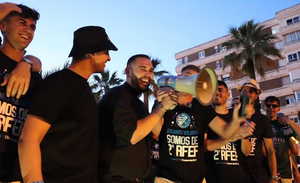 @xerezdeportivofc | D. Juan Azcárate bendiciendo a la afición y a la plantilla del Xerez DFC