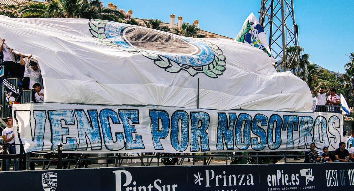 Una pancarta en apoyo al Marbella FC en el Banús Football Center
