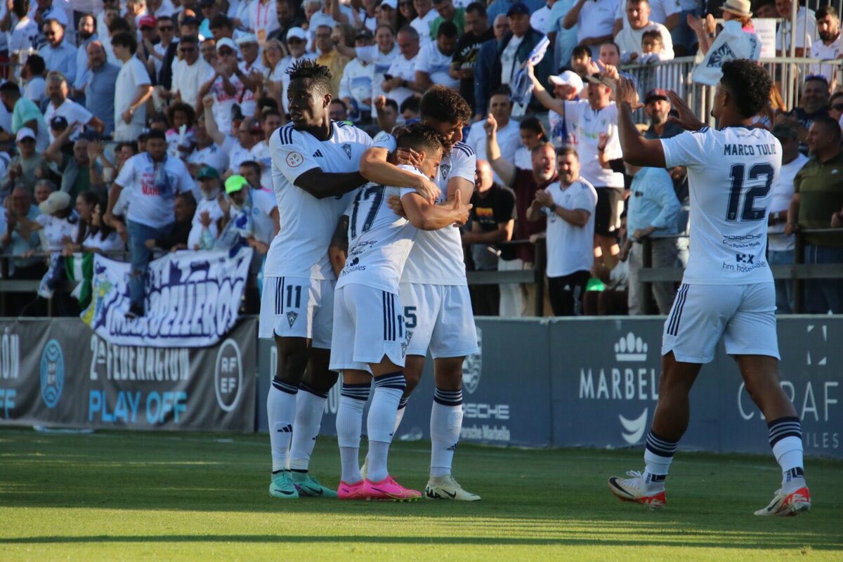 Jugadores del Marbella FC celebrando un gol en el Banús Football Center