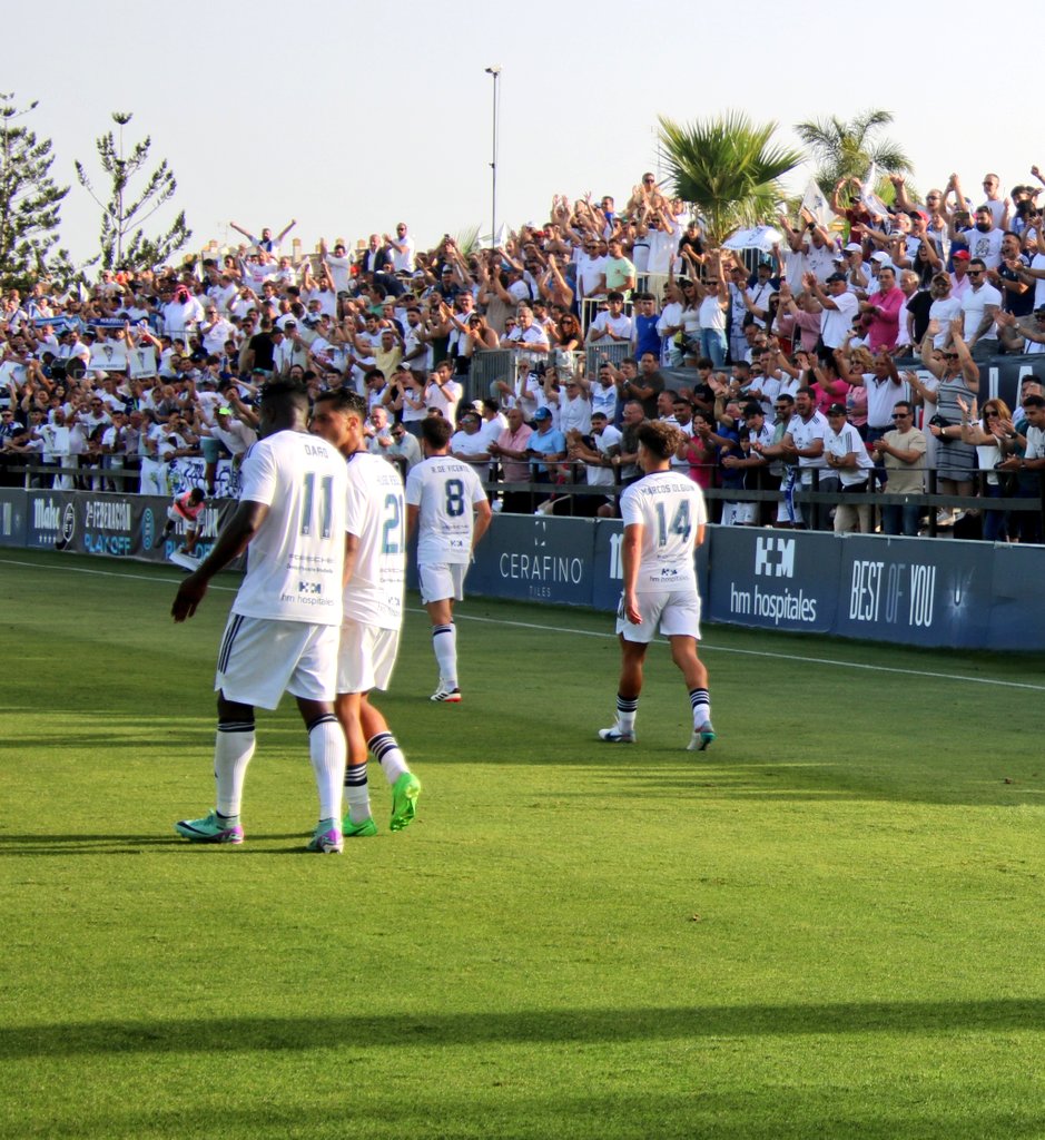 Jugadores y aficionados del Marbella FC en su estadio