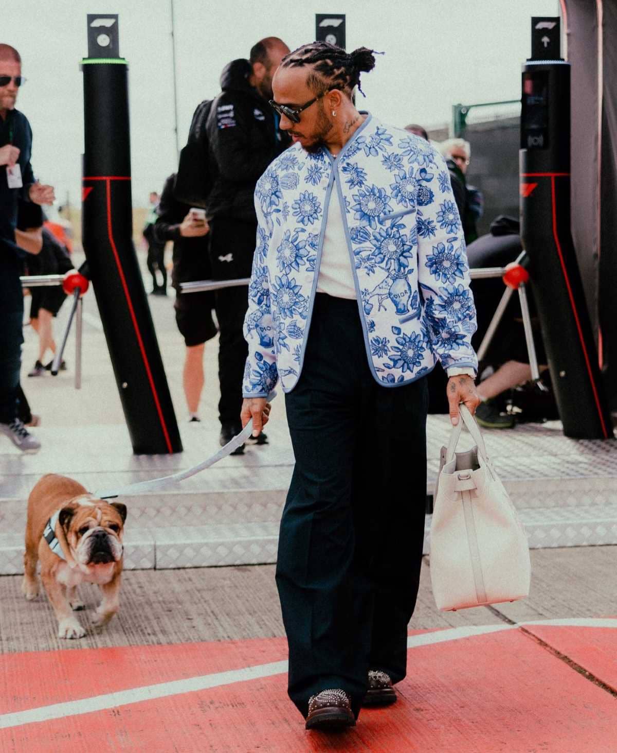 Lewis Hamilton luciendo outfit de Dior junto a su mascota en el Gran Premio de Gran Bretaña | X Lewis Hamilton