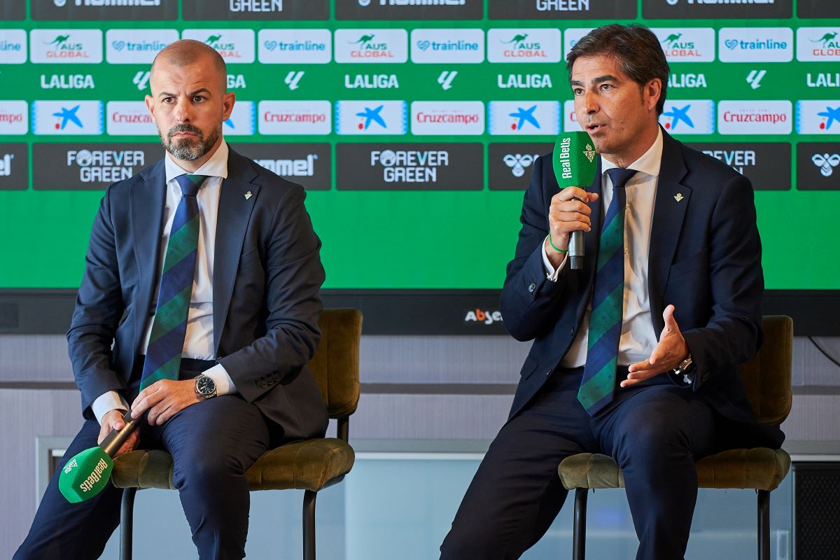 Manu Fajardo y Ángel Haro en la presentación de Iker Losada y Marc Roca con el Real Betis | Salvador López Medina para El MIRA