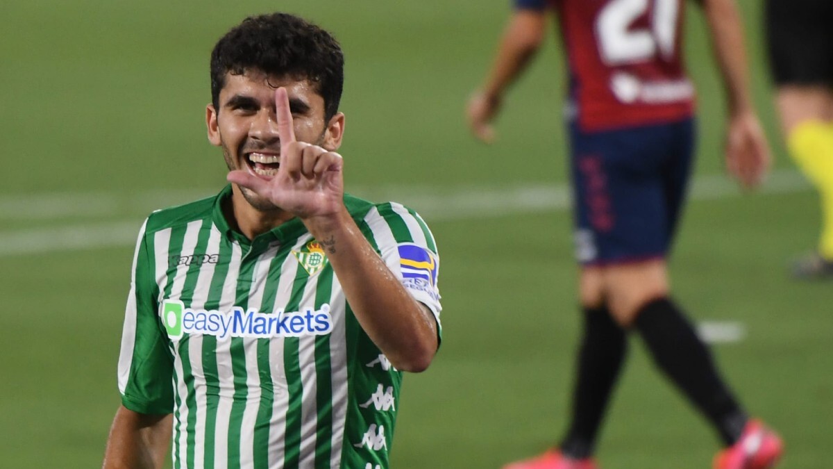 Carles Aleñá celebra un gol anotado con la camiseta del Real Betis