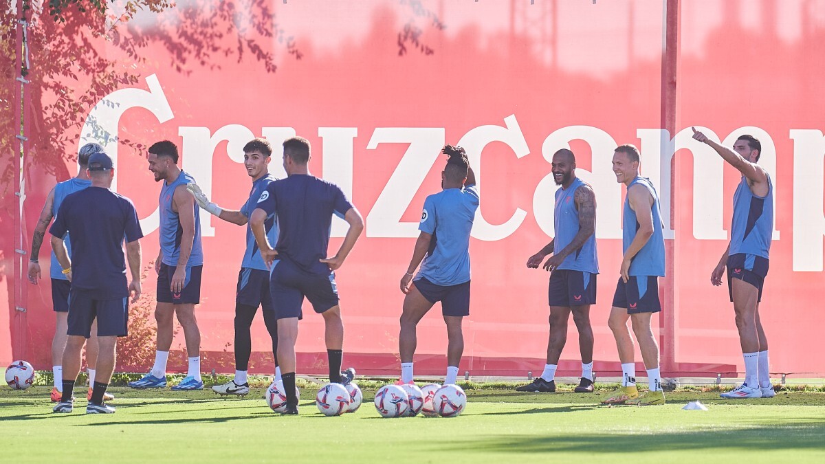 Varios jugadores del Sevilla FC atienden a Xavier García Pimienta en un entrenamiento | Salvador López Medina para El MIRA