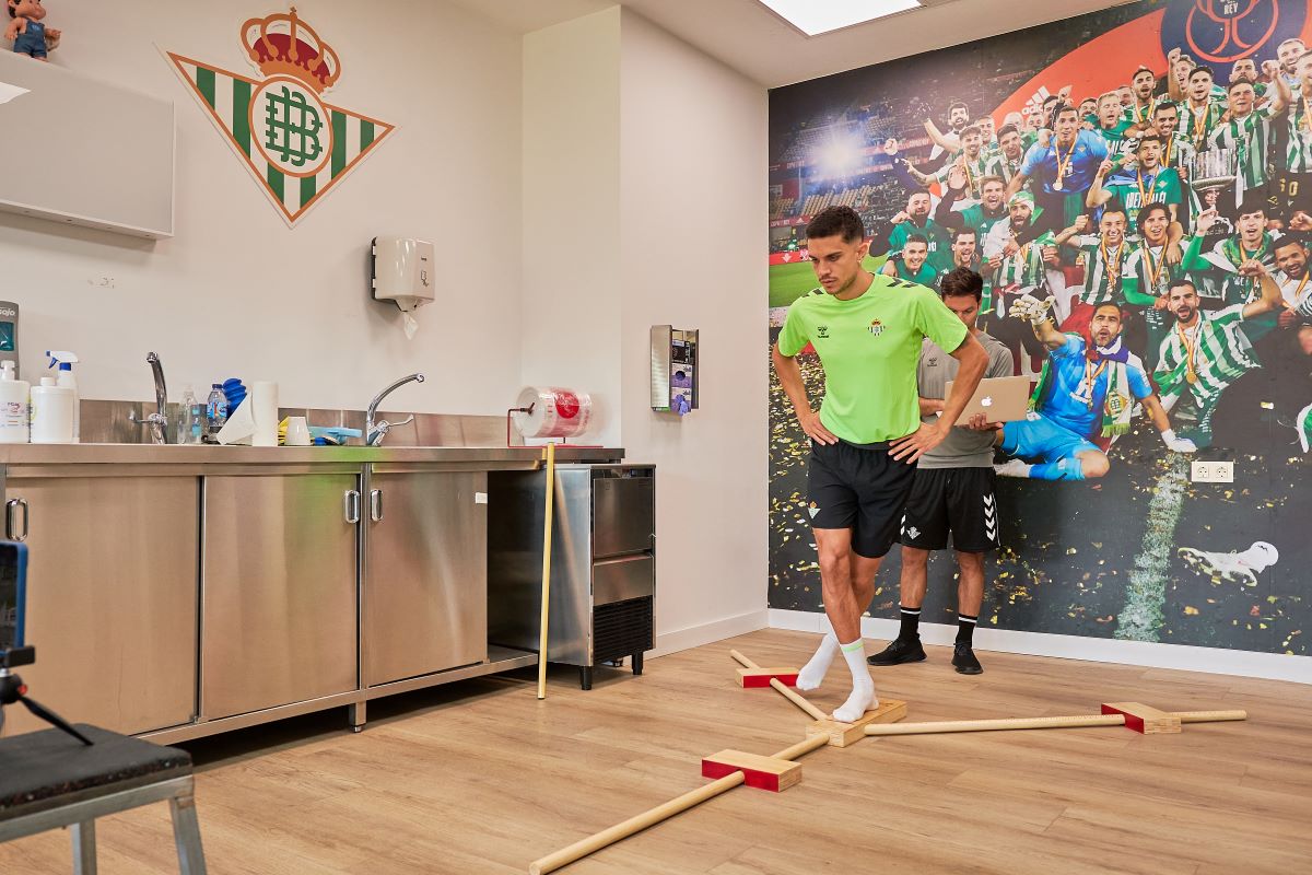 Marc Bartra durante los reconocimientos médicos del Real Betis | Salvador López Medina para El MIRA