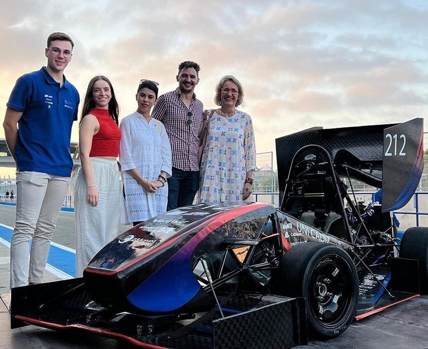 Equipo Fórmula Gades formado por los estudiantes de la UCA y el mono plaza G24