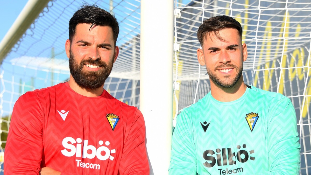 José Antonio Caro y David Gil posan con las nuevas camisetas del Cádiz CF | CCF