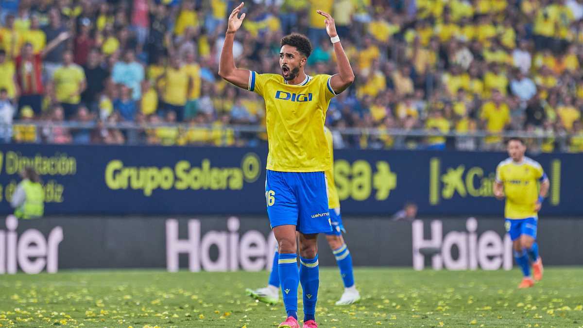 Chris Ramos anima a la afición del Nuevo Mirandilla en el Cádiz CF - Villarreal CF | Salvador López Medina para ElMIRA