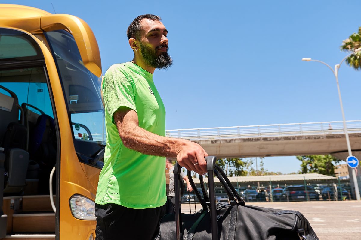 Borja Iglesias llega al Aeropuerto de Sevilla con el Real Betis | Salvador López Medina para El MIRA