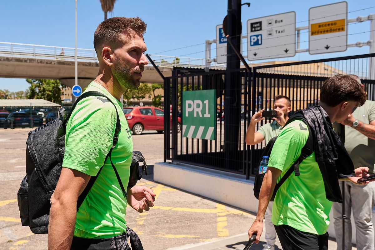 Adrián San Miguel llega al Aeropuerto de Sevilla con el Real Betis | Salvador López Medina para El MIRA