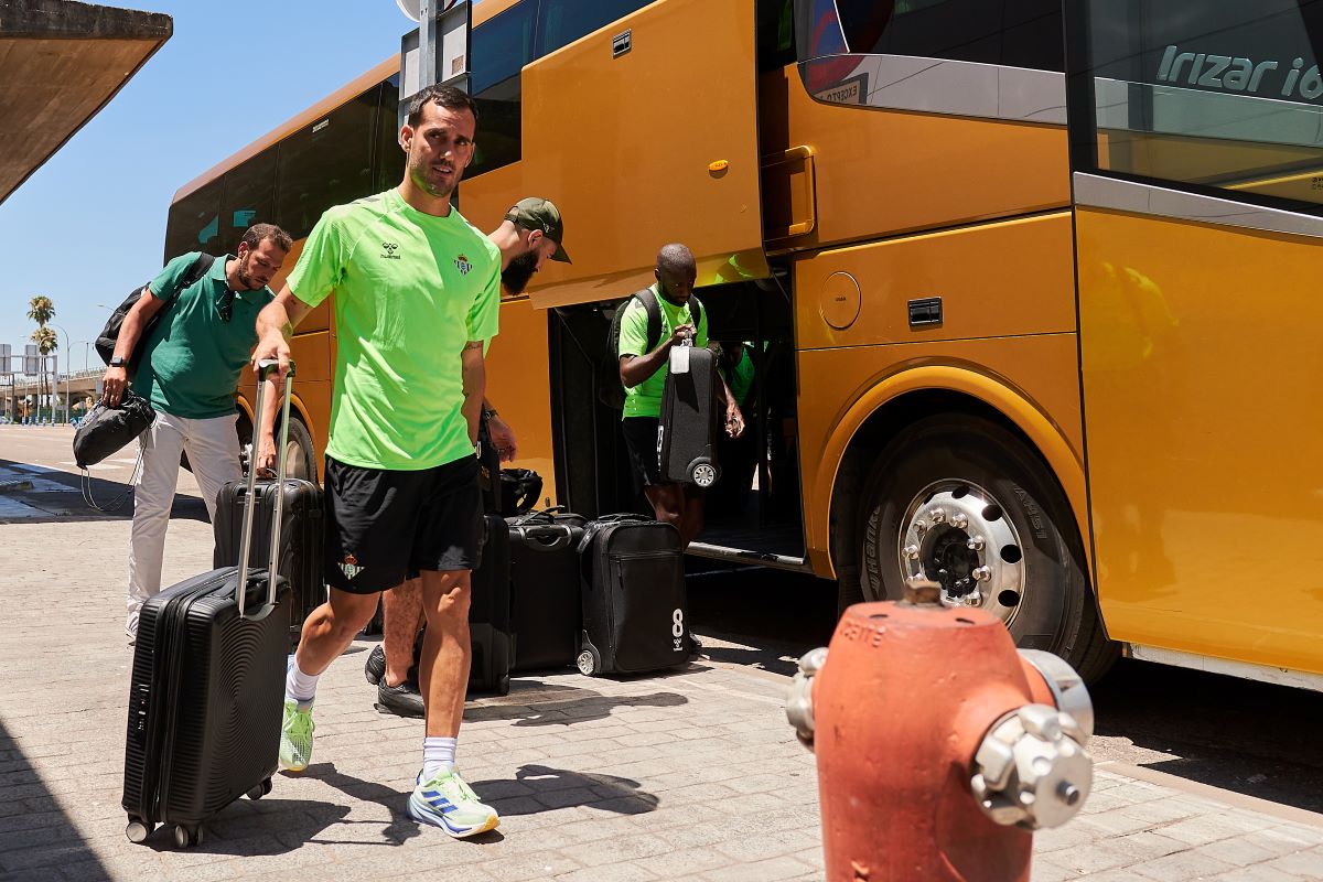 Juanmi llega al Aeropuerto de Sevilla con el Real Betis | Salvador López Medina para El MIRA