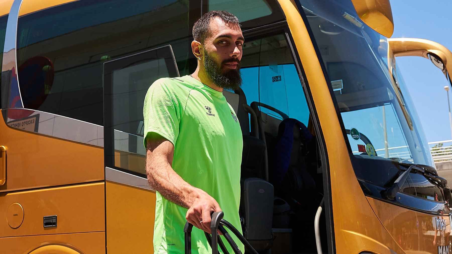 Borja Iglesias llega al Aeropuerto de Sevilla con el Real Betis | Salvador López Medina para El MIRA
