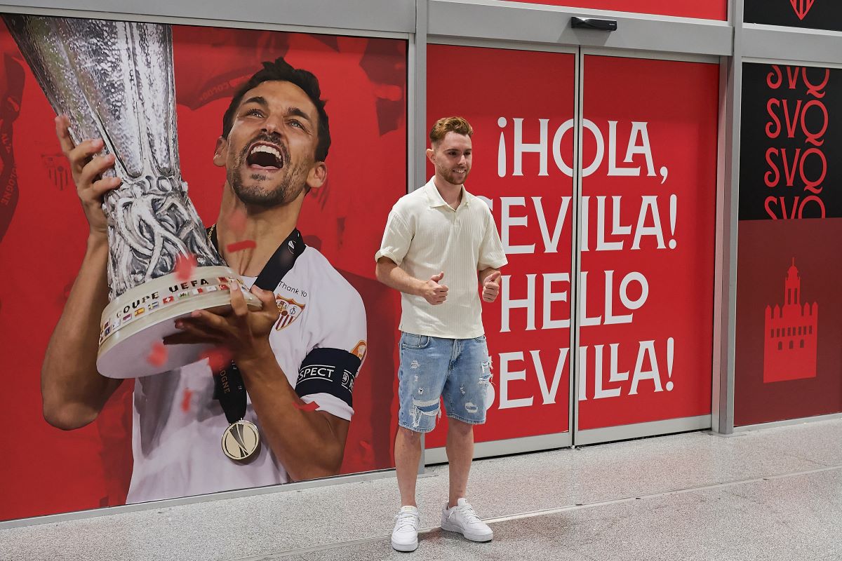 Peque llega al Aeropuerto de Sevilla para firmar por el Sevilla FC | Salvador López Medina para El MIRA