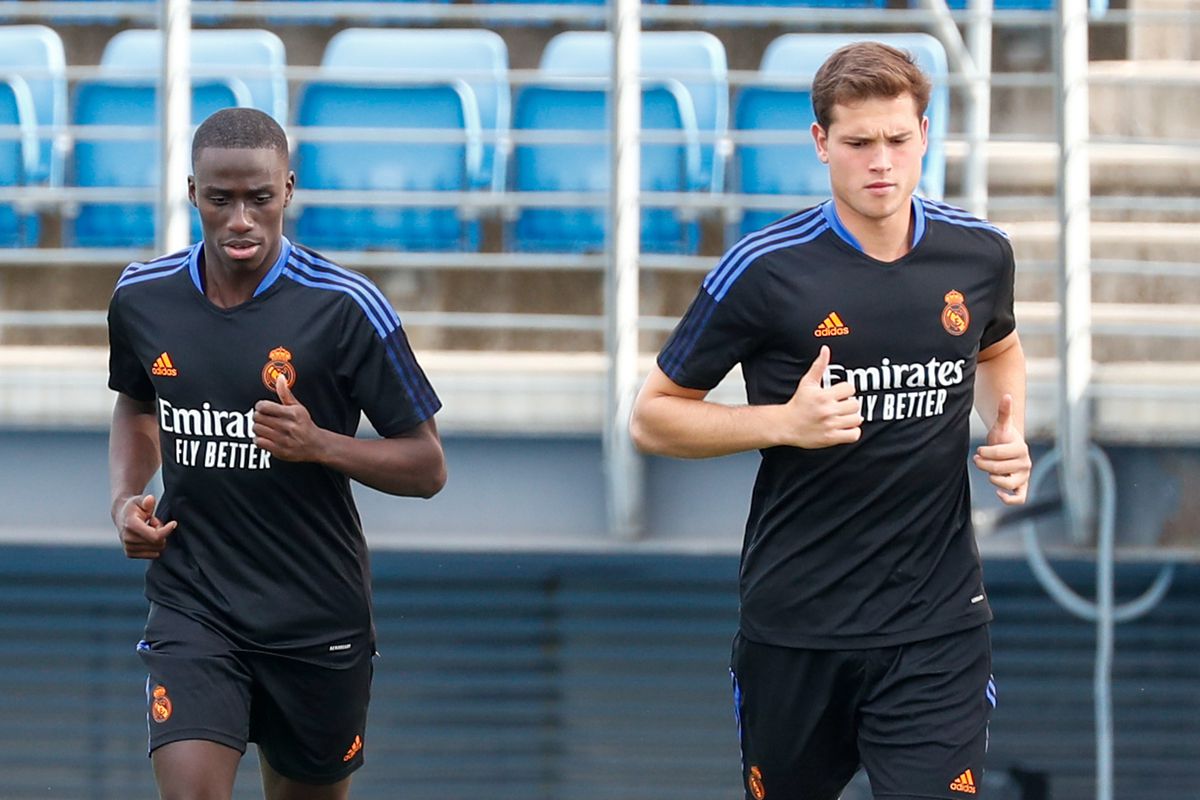 Juanmi Latasa junto a Ferland Mendy en un entrenamiento del Real Madrid