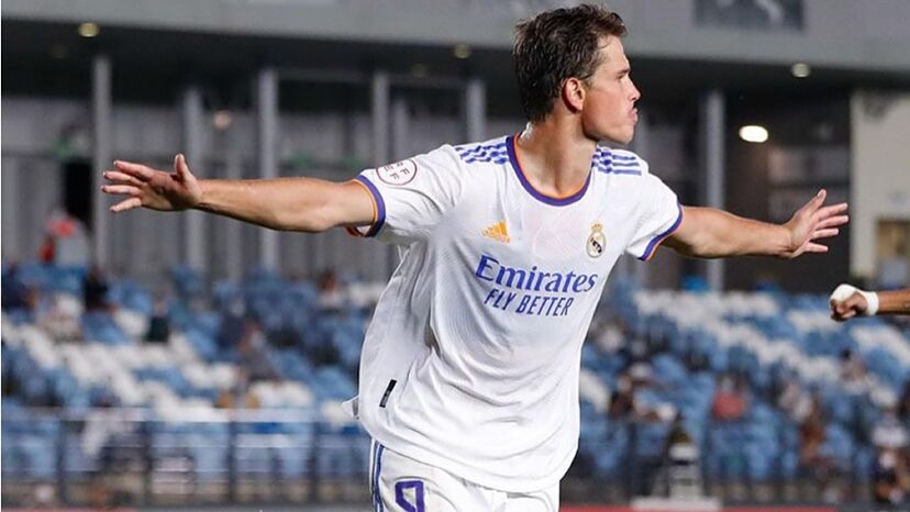 Juanmi Latasa celebra un gol durante su etapa en el filial del Real Madrid