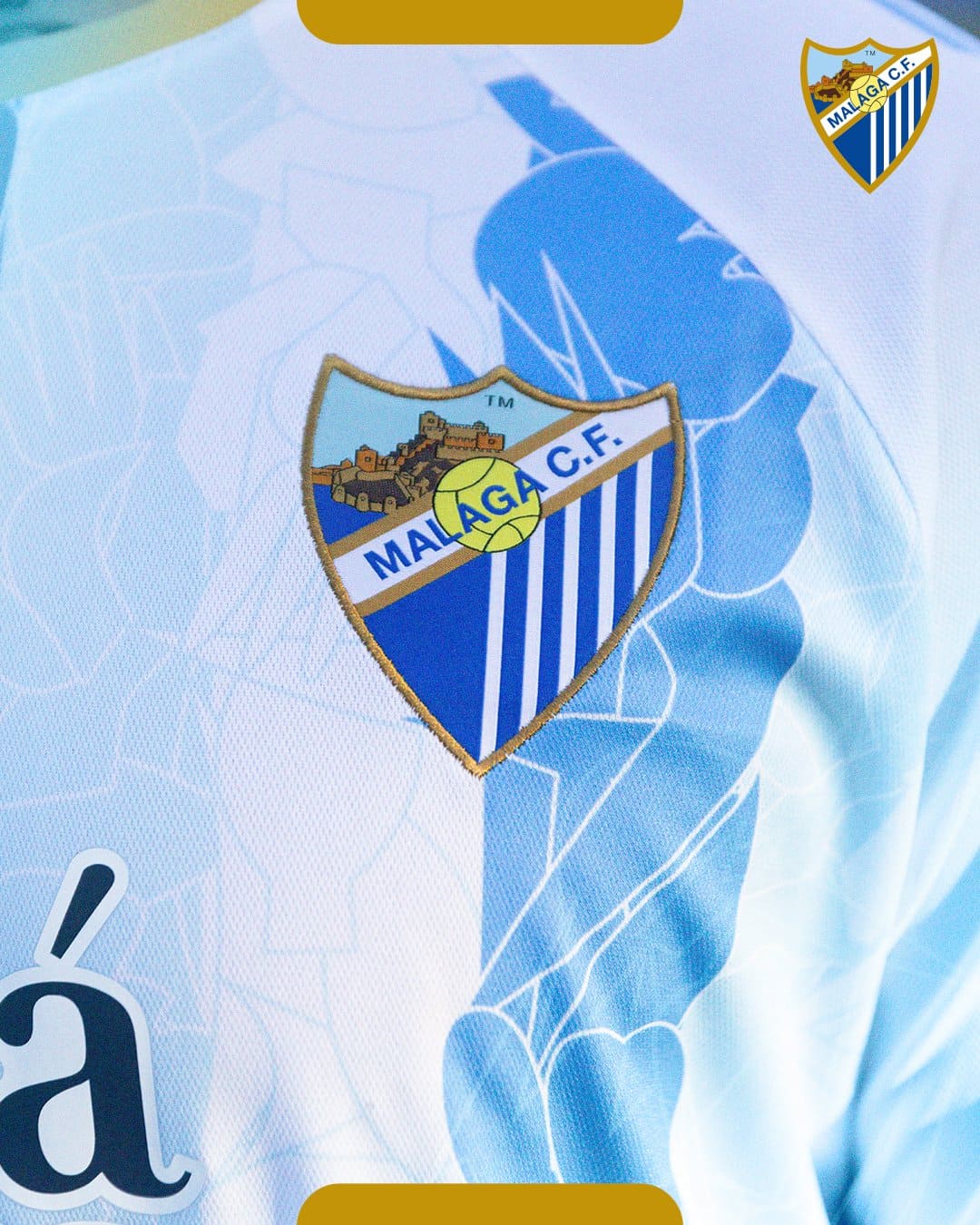 Escudo bordado en la nueva camiseta del Málaga CF