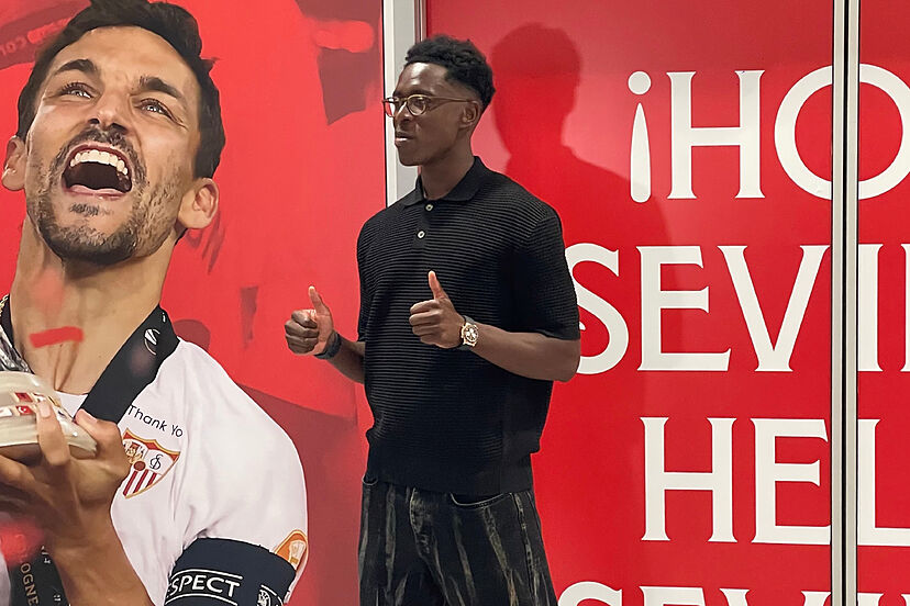 Sambi Lokonga ya ha aterrizado en Sevilla para ser presentado como nuevo jugador del Sevilla FC