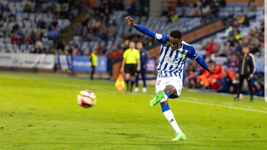 Rahim Alhassane coloca un centro desde la banda izquierda en un partido del Recreativo de Huelva