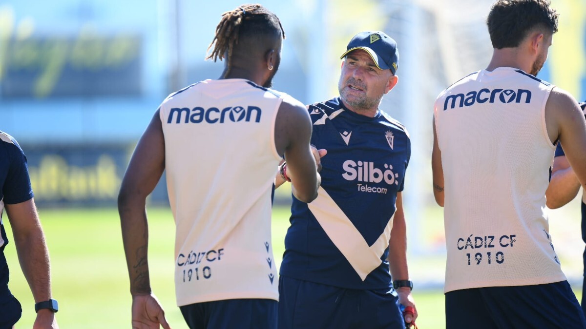 Rominigue Kouamé, junto a Paco López, en su primer entrenamiento del verano con el Cádiz CF | CCF