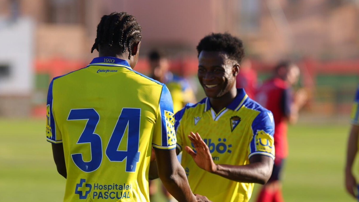 Etta Eyong y Nico Njalla celebran el tanto anotado por el delantero del Cádiz CF ante el Barbate CF | CCF