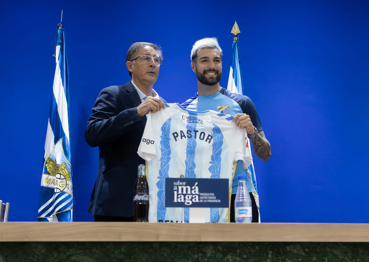 Álex Pastor y Loren Juarros en el acto de presentación como nuevo jugador del Málaga CF