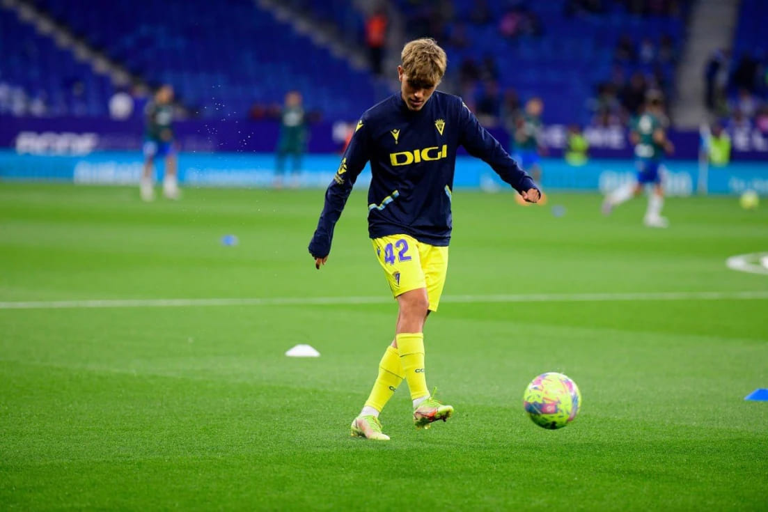 José Antonio de la Rosa calienta antes del RCD Espanyol - Cádiz CF