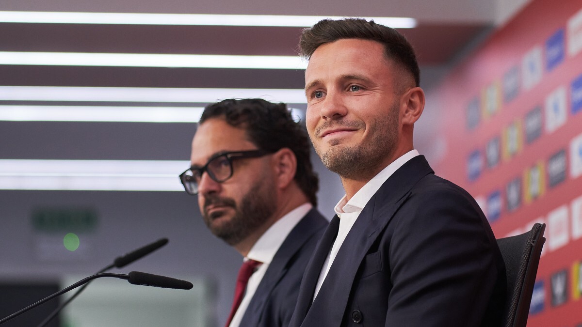 Saúl Ñíguez y Víctor Orta durante la presentación del jugador con el Sevilla FC | Salvador López Medina para El MIRA