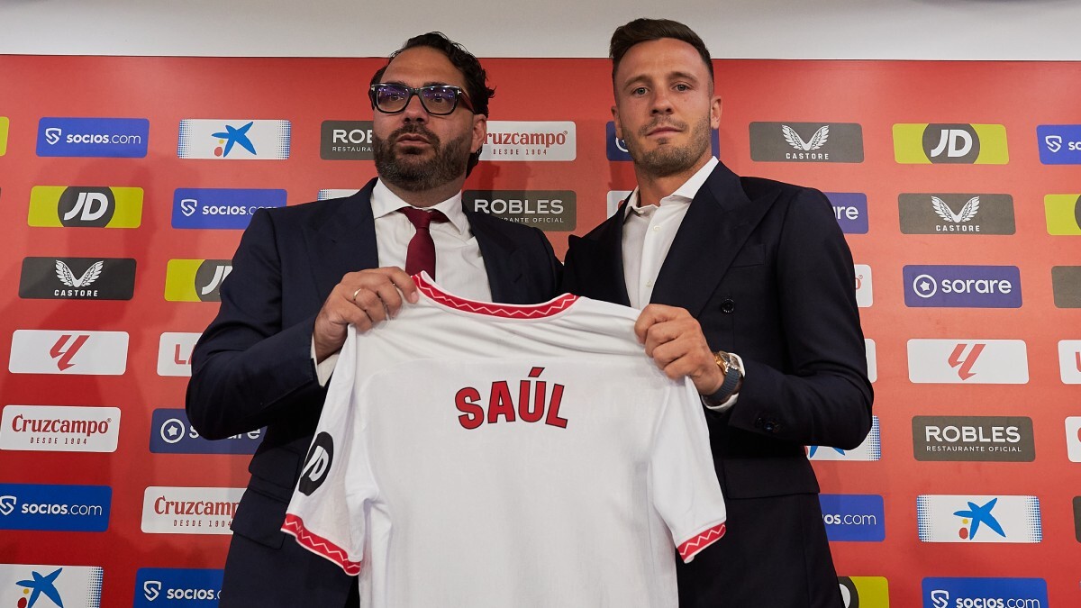 Saúl Ñíguez y Víctor Orta durante la presentación del jugador con el Sevilla FC | Salvador López Medina para El MIRA
