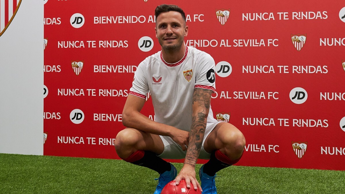 Saúl Ñíguez posa con la camiseta del Sevilla FC | Salvador López Medina para El MIRA
