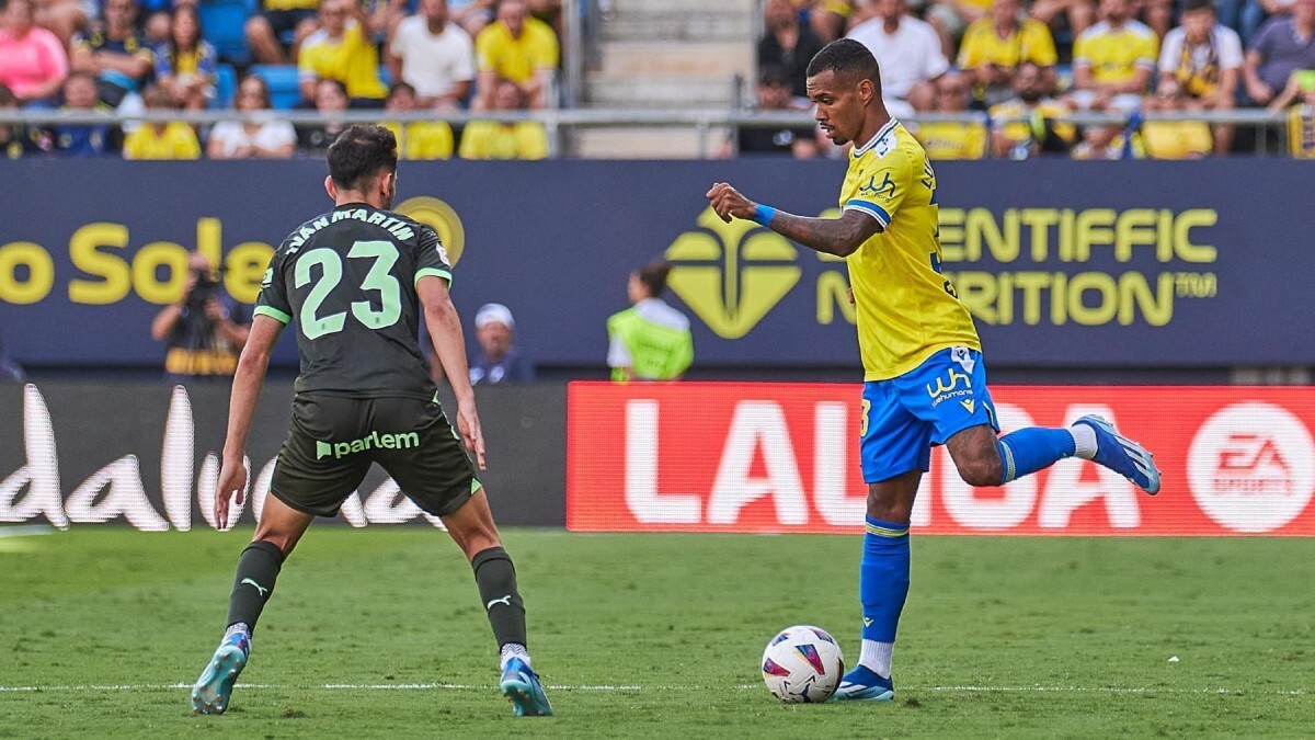 Lucas Pires en el Cádiz CF - Girona FC | Salvador López Medina para El MIRA