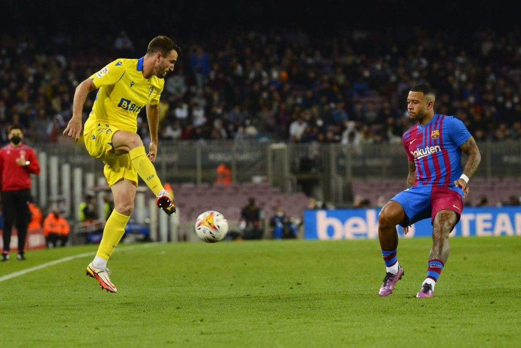 Raúl Parra y Memphis Depay durante un FC Barcelona - Cádiz CF