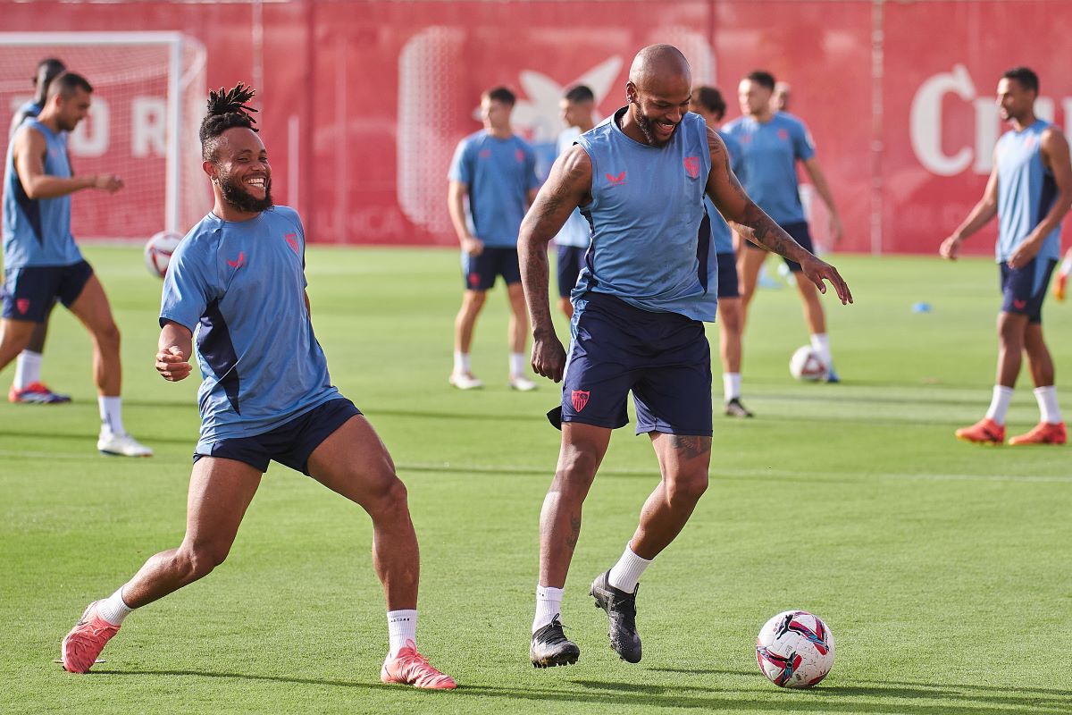 Ejuke y Marcao en el entrenamiento del Sevilla FC | Salvador López Medina para El MIRA