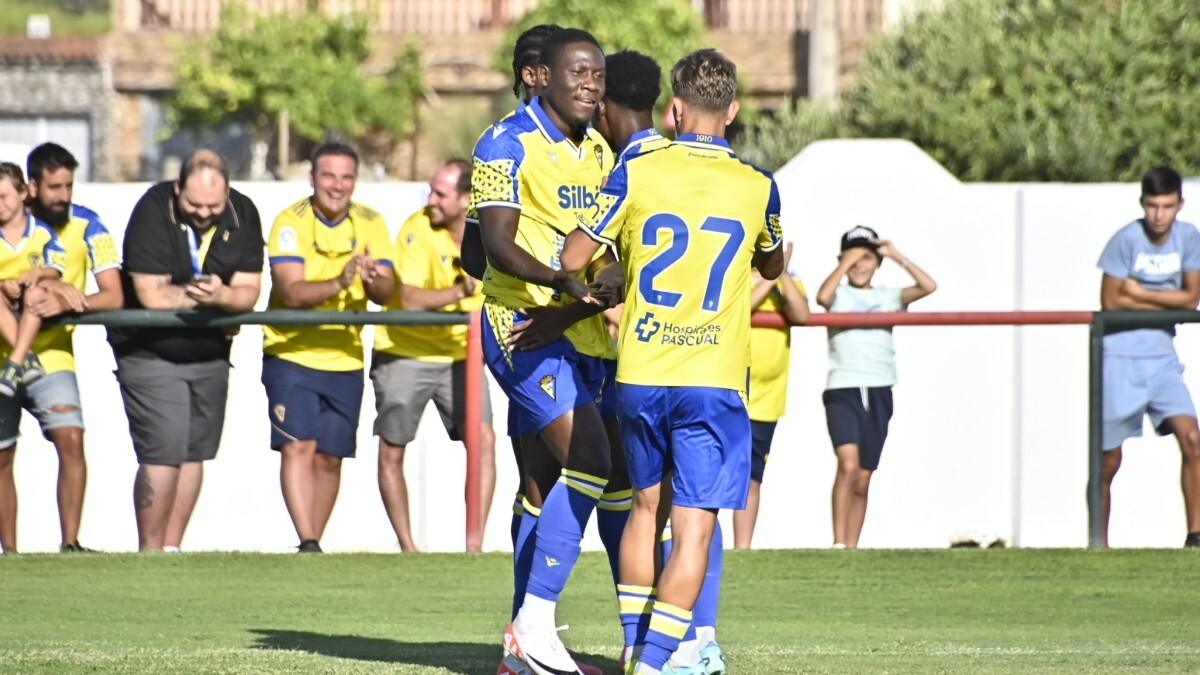 Francisco Mwepu celebra su gol anotado con el Cádiz CF ante el Barbate | CCF