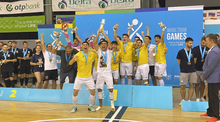 El equipo de la Universidad de Sevilla levantó el trofeo de campeones