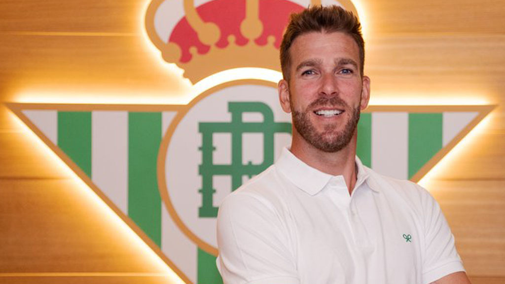 Adrián San Miguel posa con el escudo del Real Betis tras su regreso al Benito Villamarín