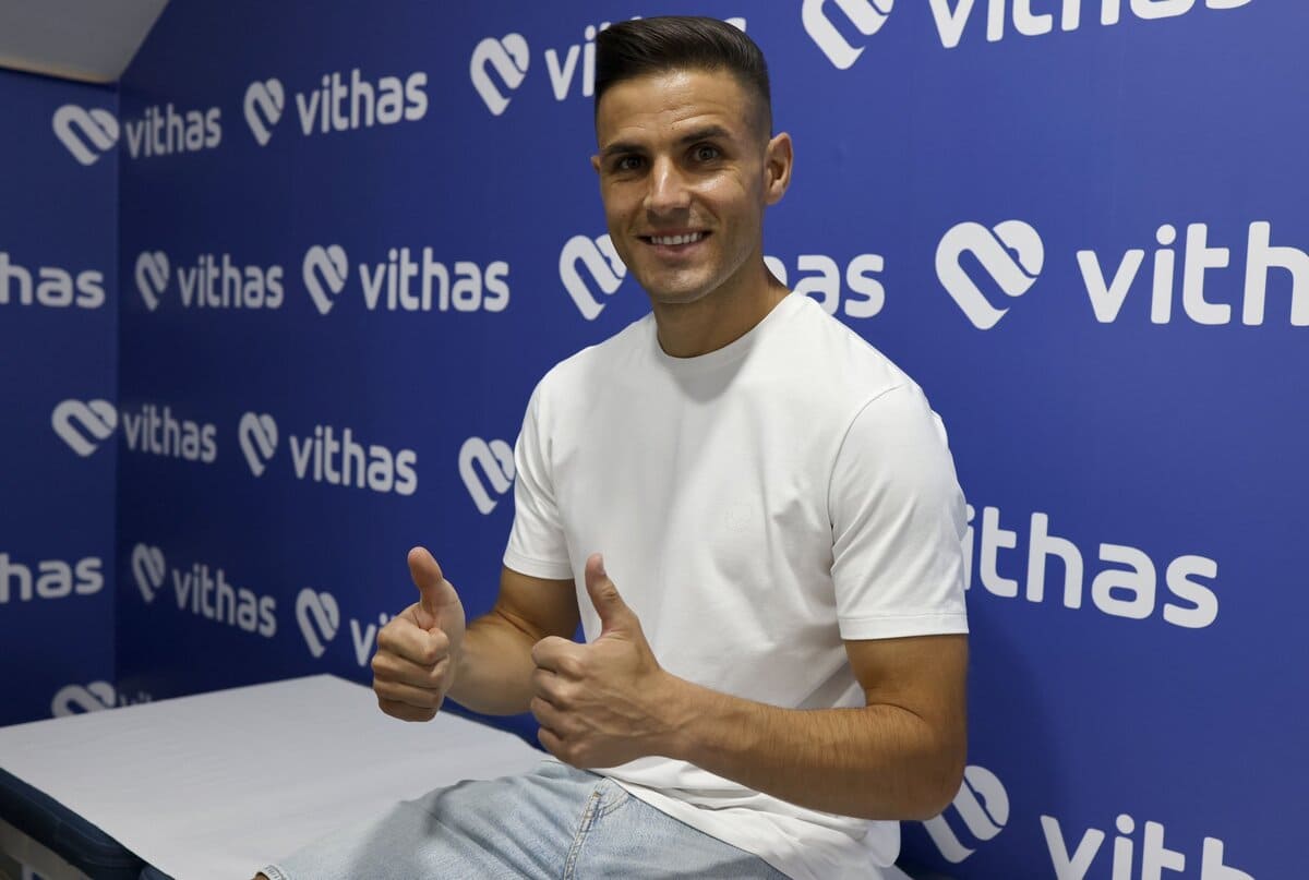 Luismi Sánchez pasando el reconocimiento médico con el Málaga CF