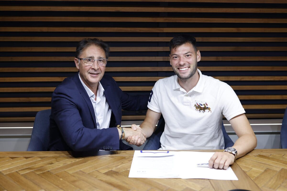 Roko Baturina y Loren Juarros cerrando su fichaje con el Málaga CF