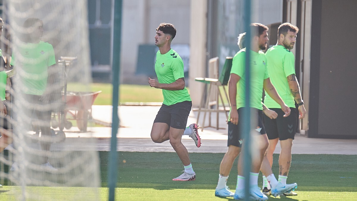 Johnny Cardoso durante un entrenamiento del Real Betis | Salvador López Medina para El MIRA